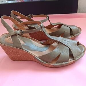 Clarks Artisan collection Anissa wedge sandals, size 9M, green leather.